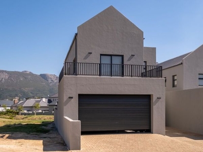 Beautiful Modern Newly Build Home with Stunning Views of Paarl Mountain.