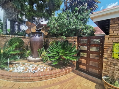 House For Sale in VAN RIEBEECK PARK
