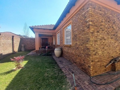 Very neat townhouse for sale in Meyerton South