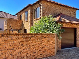 3 Bedroom Duplex To Let in North Riding - 40 SS BELLAIRS 212 64 Bellairs Drive