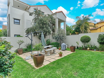 Stunning 2 bed, 1 bath with garden and pet friendly as per Body Corp Approval.