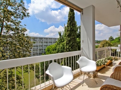 3 Bedroom Apartment For Sale in Hyde Park