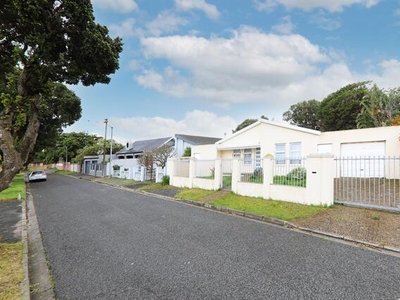 House For Sale In Pinati, Cape Town