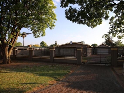 House For Sale In Sonland Park, Vereeniging