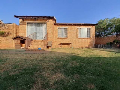 Townhouse For Rent In Wilgeheuwel, Roodepoort