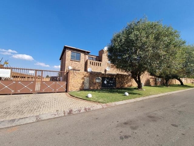 Townhouse For Sale In Florentia, Alberton