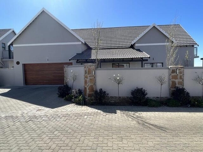 Townhouse For Sale In Lilyvale S H, Bloemfontein