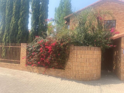 Townhouse For Sale In Monument Heights, Kimberley