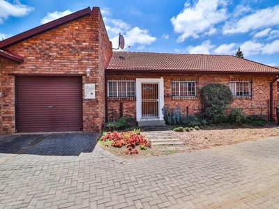 Townhouse For Sale In Moreleta Park, Pretoria