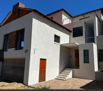 Townhouse For Sale In South Crest, Alberton