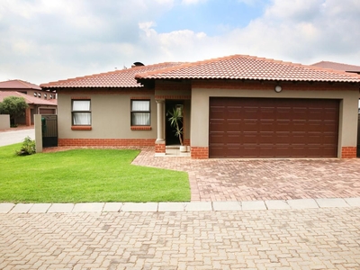 3 Bedroom Gated Estate Rented in Rietvalleirand