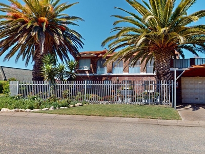 4 Bedroom House For Sale in Middedorp