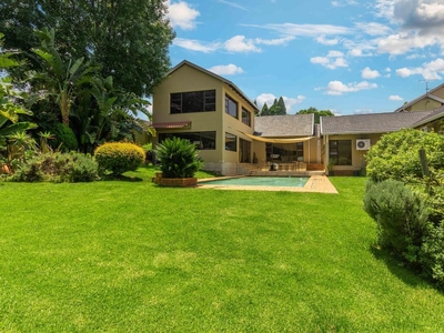 6 Bedroom House For Sale in Douglasdale