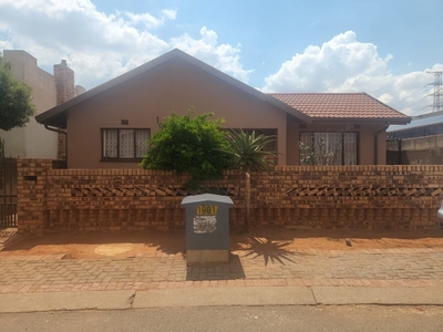 3 Bedroom House To Let in Protea North