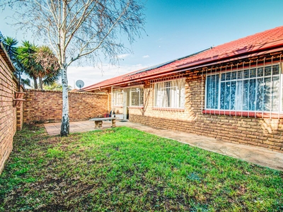 3 Bedroom Townhouse For Sale in Glen Marais