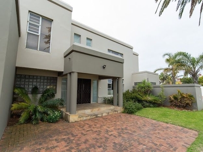 4 BEDROOM HOME WITH FLATLET IN EXT 10 SUMMERSTRAND