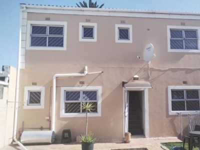 5 Bedroom flat to rent in Athlone, Cape Town