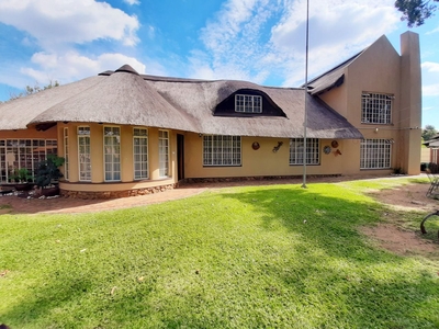 5 Bedroom House For Sale in Vaalpark