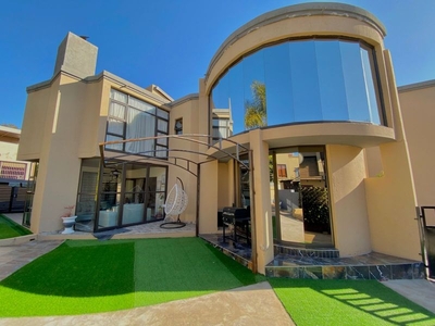 5 Bedroom house in Mooikloof For Sale