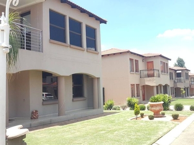 LOVELY FAMILY HOME WITH POOL ON THE EXCLUSIVE EMFULENI GOLF ESTATE