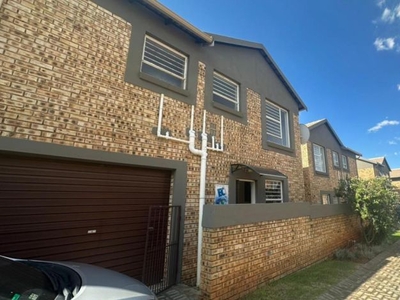 3 Bedroom townhouse - sectional to rent in Wilgeheuwel, Roodepoort