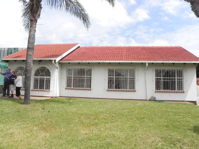 Neat 4 Bedrooms House with Big Garden and Pool in Centurion