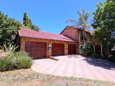Stunning Huge House 550 Squares For R6000 per Square Boomed Area centurion