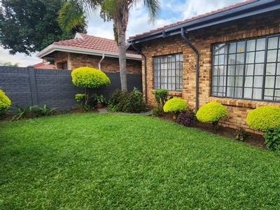 3 Bedroom Townhouse For Sale in Protea Park