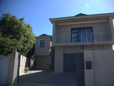 Immaculate fully furnished double storey home - ideal for the extended family