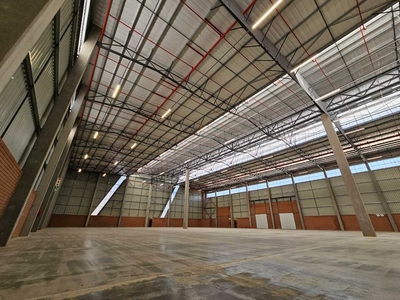 Newly built 5827sqm warehouse to rent in Samrand at Central Point