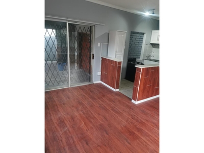 Spacious 1 Bedroom And 1 Bath Cottage In Valhalla, Centurion