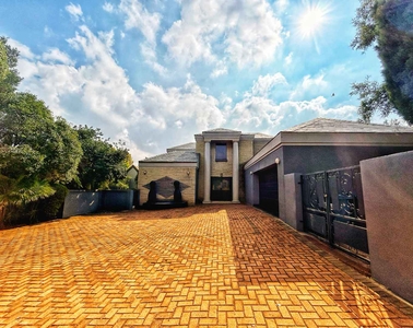 Stunning and spacious 3 bedroom house in Cedar Lakes Estate