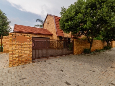 Townhouse To Rent in Ruimsig