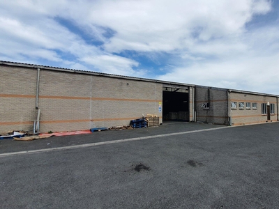 Warehouse That Can Accomodate Links To Let In Airport Industria