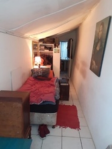 Small rectangular en-suite bachelor w kitchenette - Cape Town