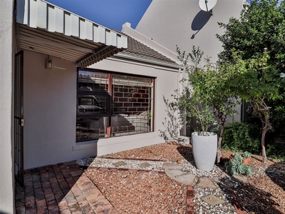 2 Bedroom Townhouse For Sale in Paarl Central