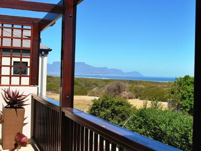 Multi-level entertainer home with great sea and mountain views