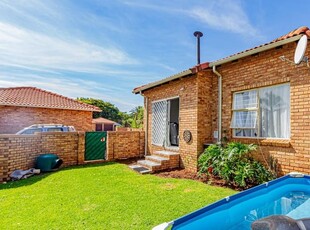 2 Bedroom townhouse - sectional to rent in Constantia Kloof, Roodepoort