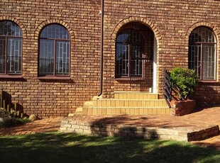 3 Bedroom townhouse - sectional to rent in Moreleta Park, Pretoria