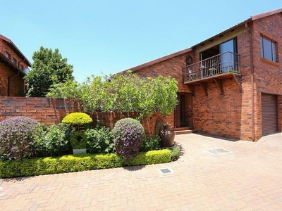 3 Bedroom Townhouse To Let in Weltevreden Park