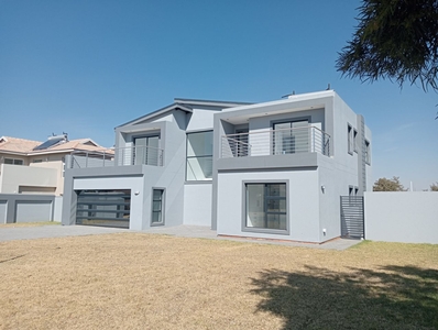 4 Bedroom Freehold For Sale in Helderwyk