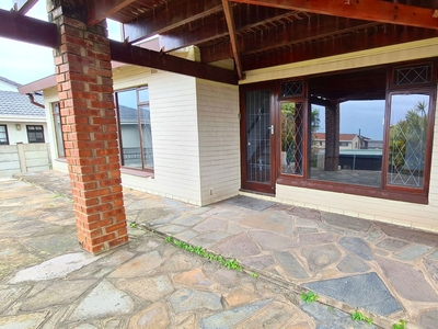 4 bedroom house for sale in Uvongo