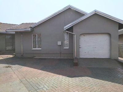 4 Bedroom House For Sale in Vosloorus