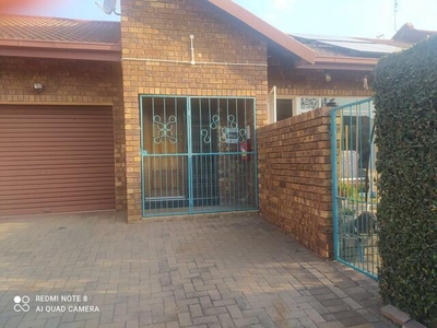 Townhouse For Sale In Middelburg Central, Middelburg