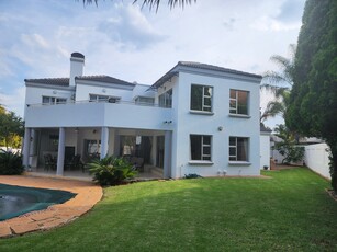 SPACIOUS FAMILY HOME IN WOODHILL GOLF ESTATE