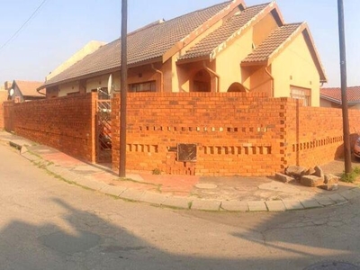 House For Sale In Meadowlands West, Soweto