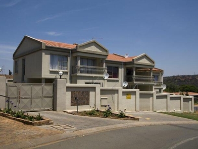 Townhouse For Rent In Mulbarton, Johannesburg