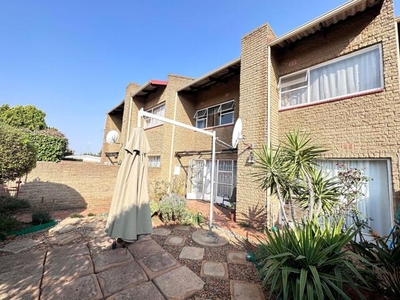 Townhouse For Sale In Constantia Kloof, Roodepoort