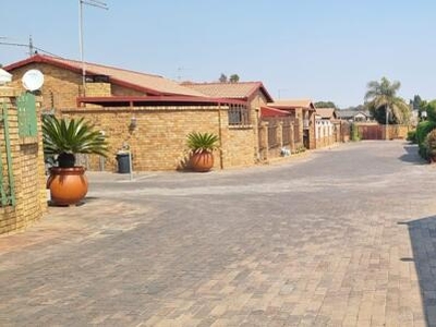 Townhouse For Sale In Dal Fouche, Springs