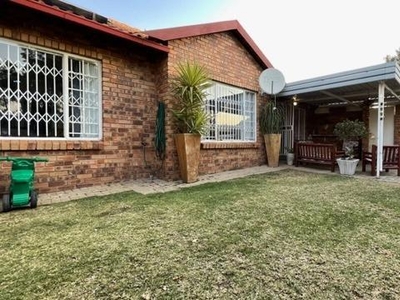 Townhouse For Sale In Moreleta Park, Pretoria